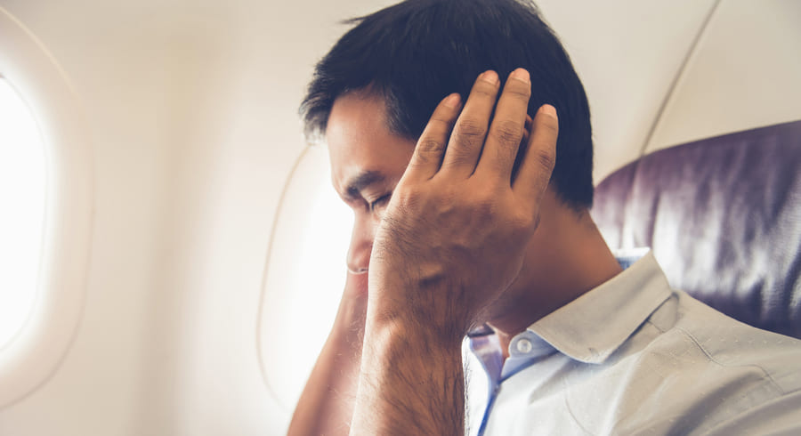 Невролог перечислил способы избавления от заложенности ушей в самолете - фотография