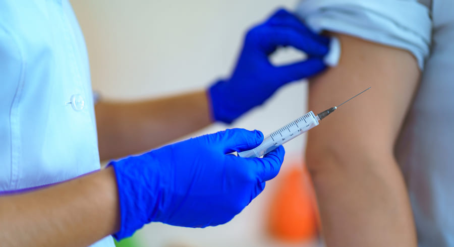 Частные клиники смогут проводить вакцинацию по ОМС с 2021 года - фотография
