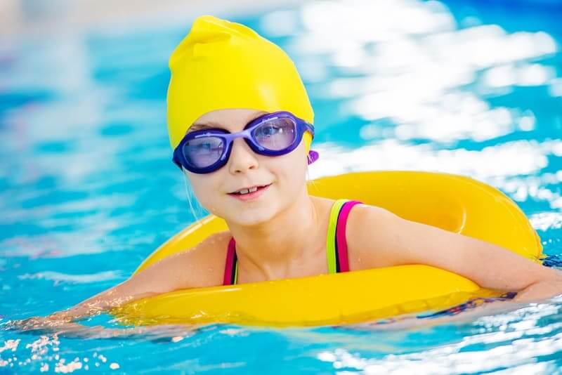 При посещении бассейна всегда пользуйтесь шапочкой, зажимом для носа и защитными очками