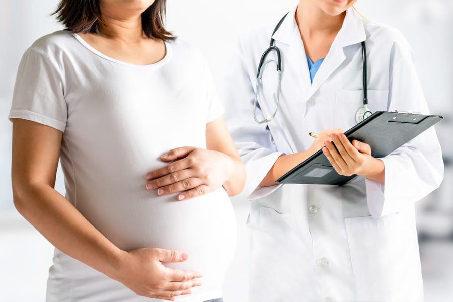 pregnant-woman-gynecologist-doctor-hospital (1).jpeg.