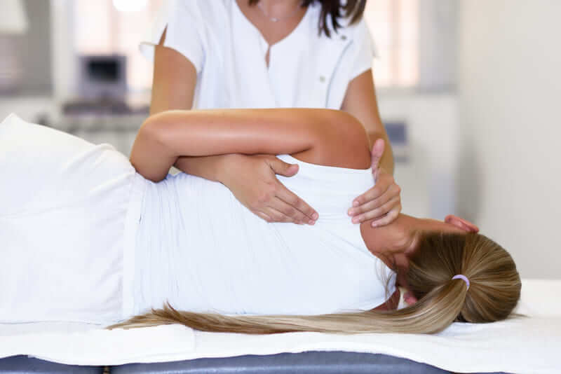 Лечебный массаж воздействует на беспокоящие участки, расслабляя и тонизируя их